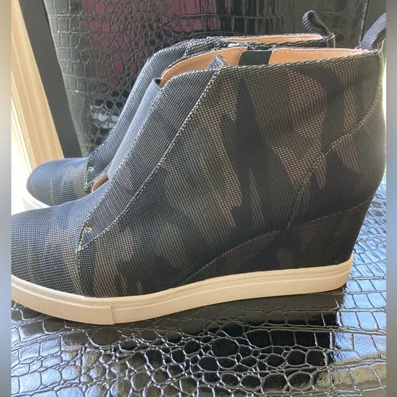 Linea Paolo camouflage wedge shoe/sneaker 7 1/2 medium width - Picture 2 of 15